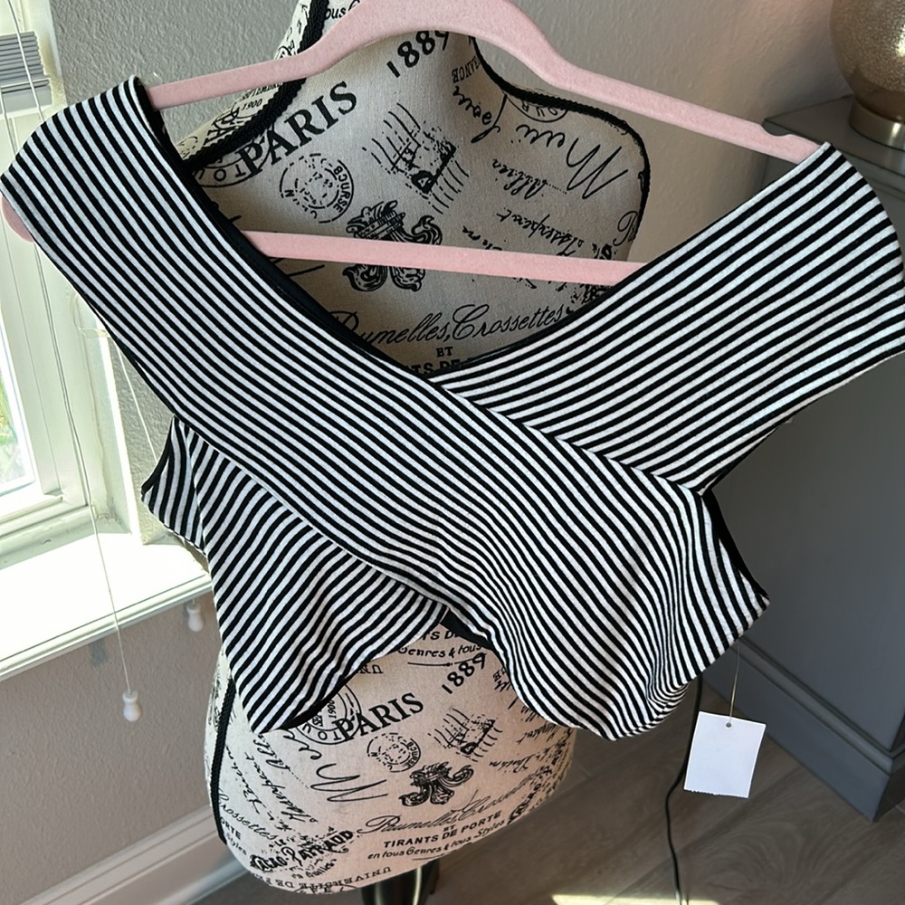 Charlotte Russe Black and White Striped Crop Top NWT Size Large Junior ? - Picture 4 of 12